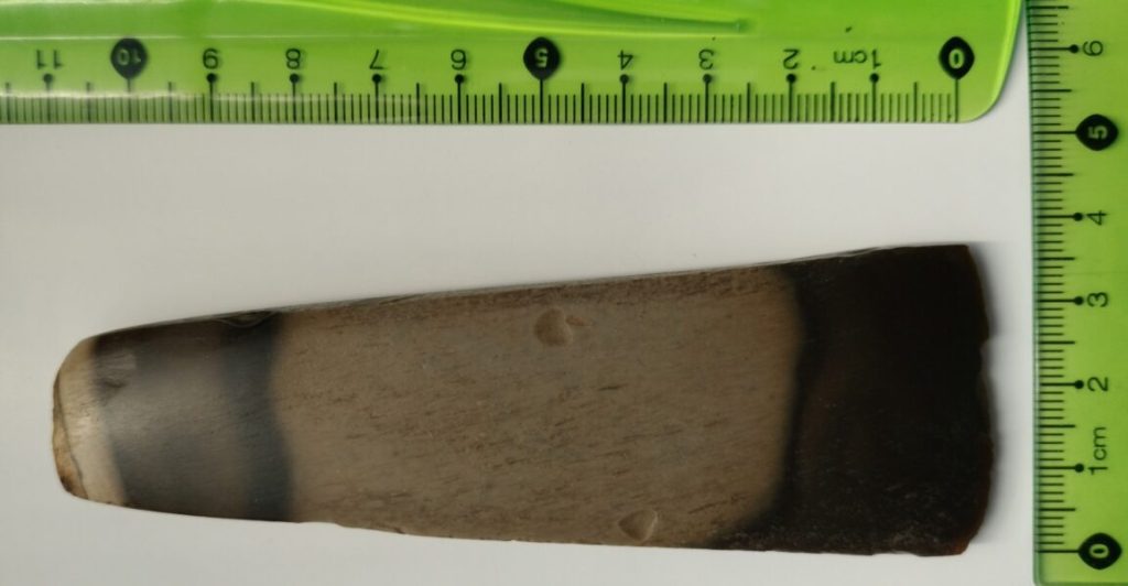 Сторона А: Кремневый наконечник топора, датируемый примерно 2500 г. до н. э., обнаруженный бабушкой в Польше. (Изображение: Люблинский воеводский хранитель памятников)